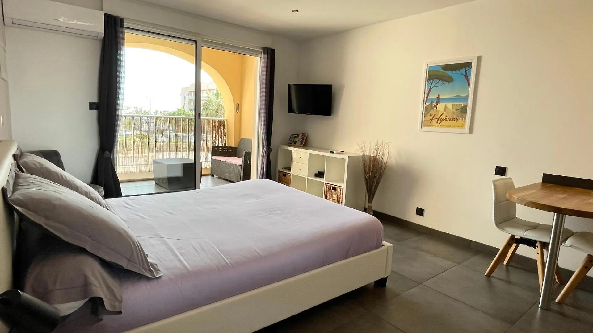 Apartment Le Port Plage Studio Tout Confort Terrasse Clim Hyeres France