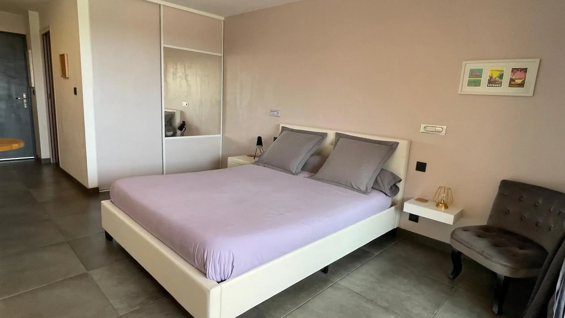 Le Port Plage Studio Tout Confort Terrasse Clim Hyeres France